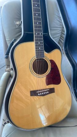Guitar acústica y eléctrica y estuche