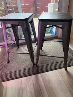 2 barstools