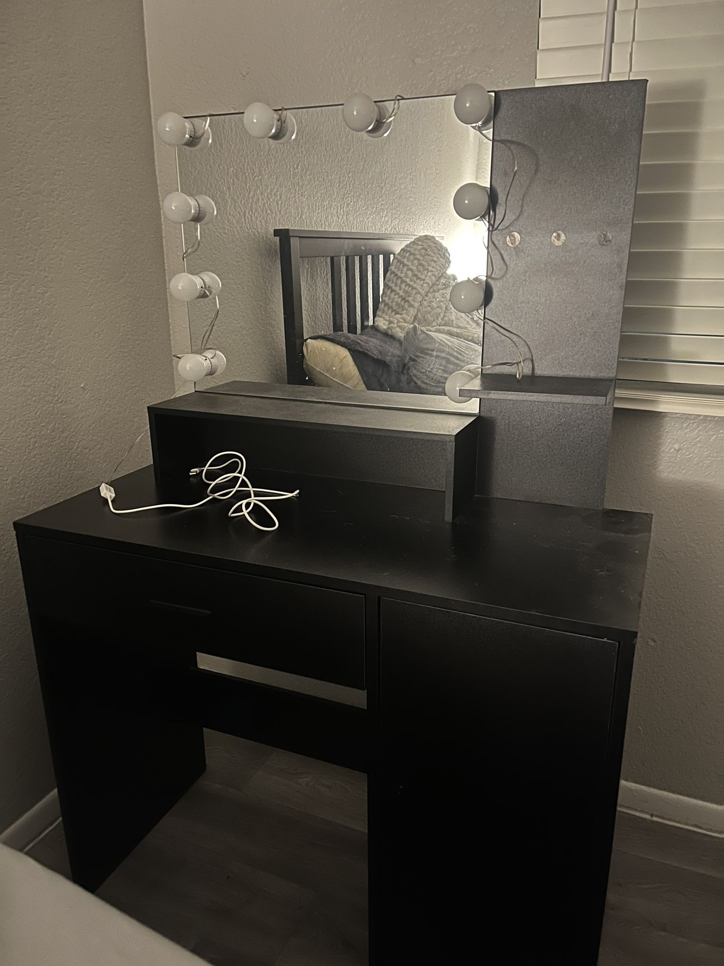 Vanity with mirror/lights and stool