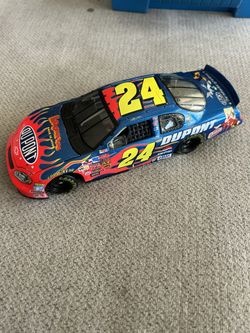 DuPont #24 Jeff Gordon Diecast Car Looney Tunes 2001