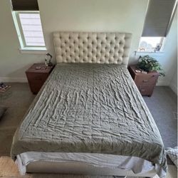 Chesterfield Tufted Upholstered Bed (Queen)