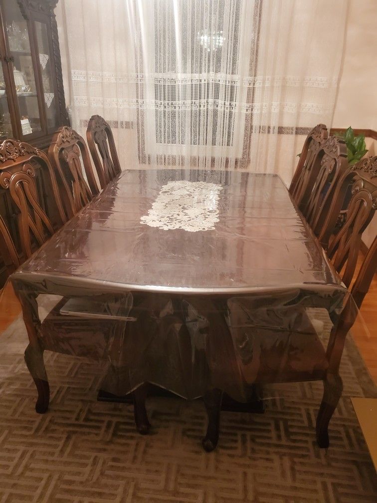 Dining Table with 6 chairs. Very Good Condition.