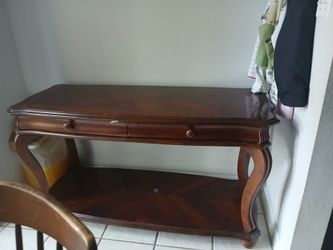 Brand: American Signature FurnitureThis American Signature traditional style console table