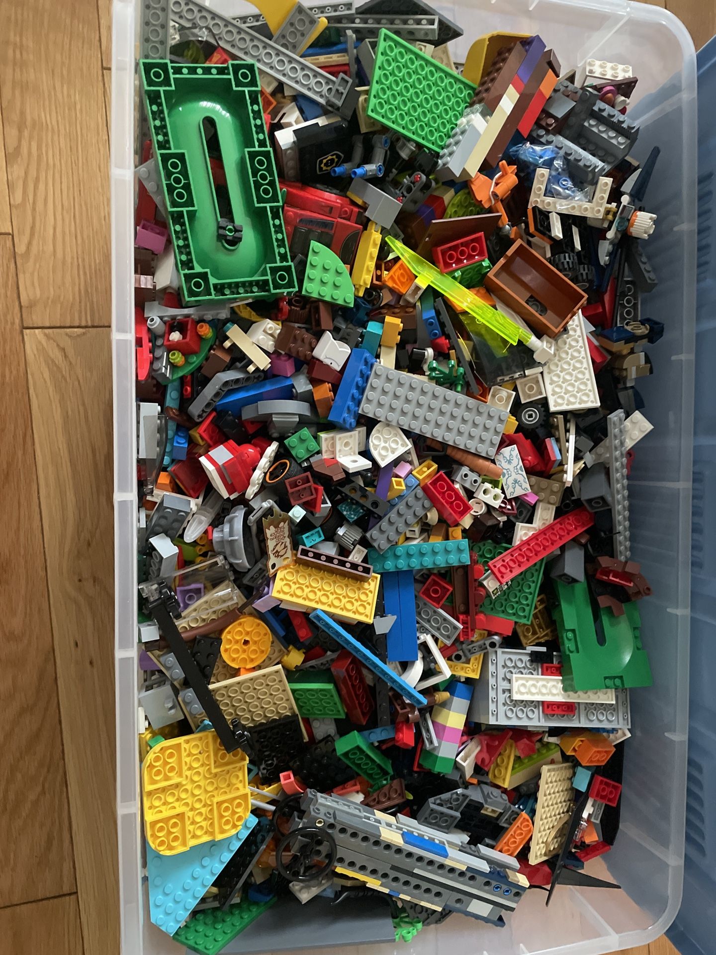 Large Bin of Mixed Lego bricks only(NO mini figures)
