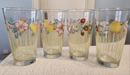 Set of 4 drinking glasses