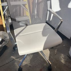 BEAUTIFUL DESK CHAIR LIKE NEW 