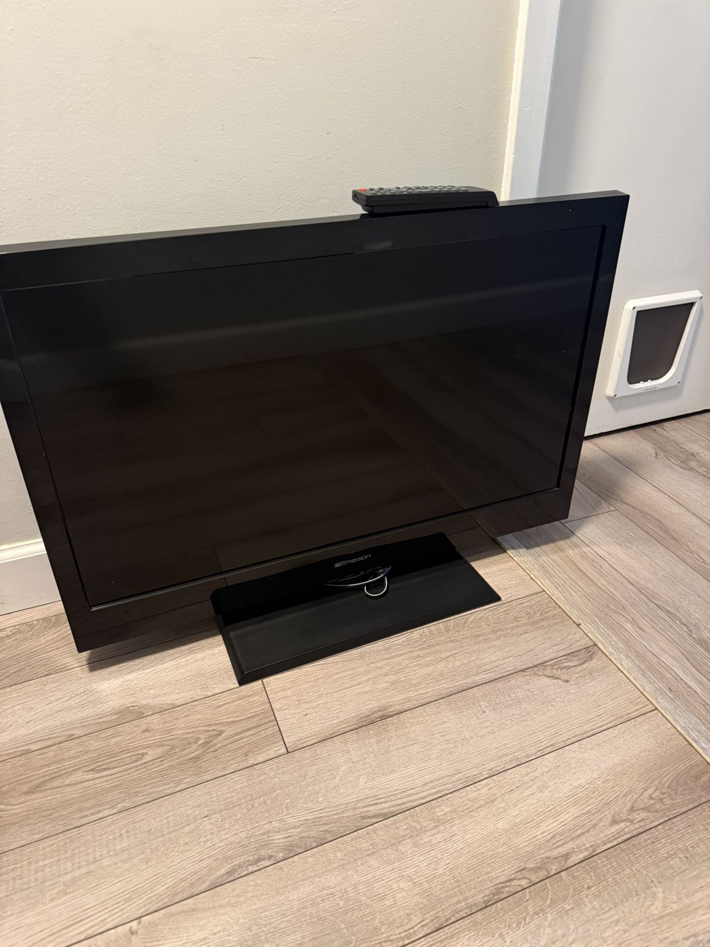 32 Emerson Hd Tv With Remote