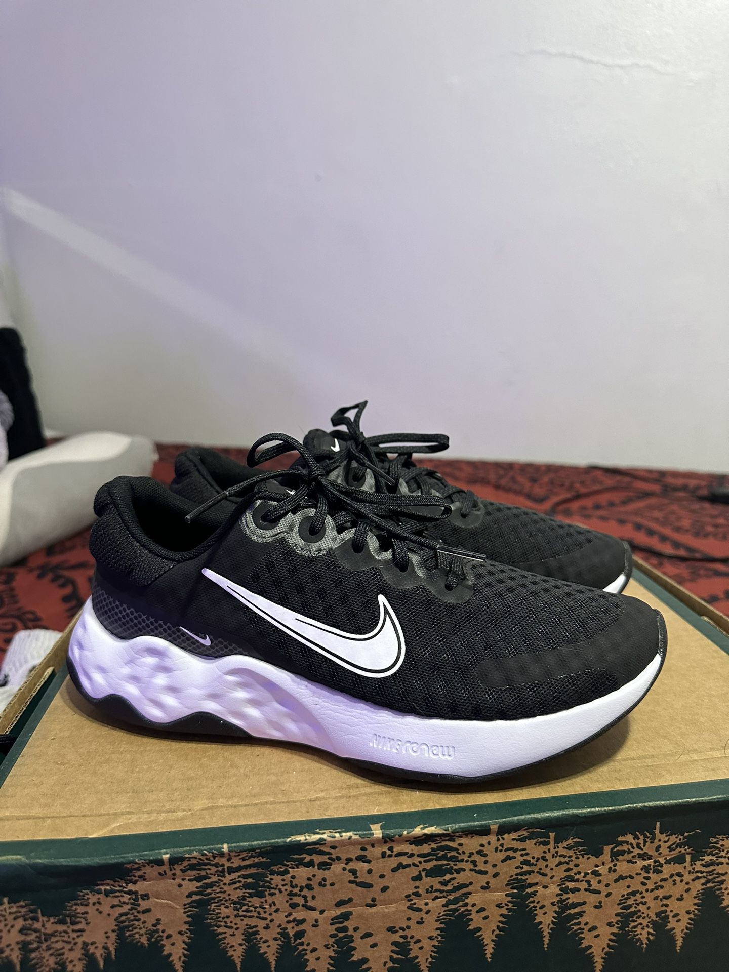 Running Shoes / Nike Renew 