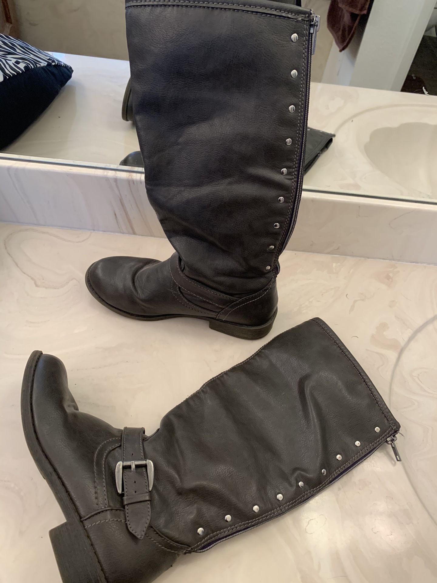 Girls boots size 4. F R E E