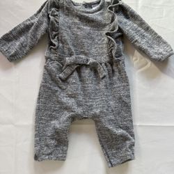 Gray Ruffled Romper. (0-3months)