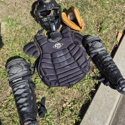 "FULL" Catchers EQUIPMENT " SET "YOUTH".  ( SEE PICS) INCLUDES EVERYTHING PICTURED. IN GLENDORA