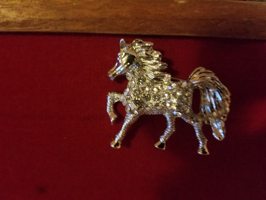 Horse pin