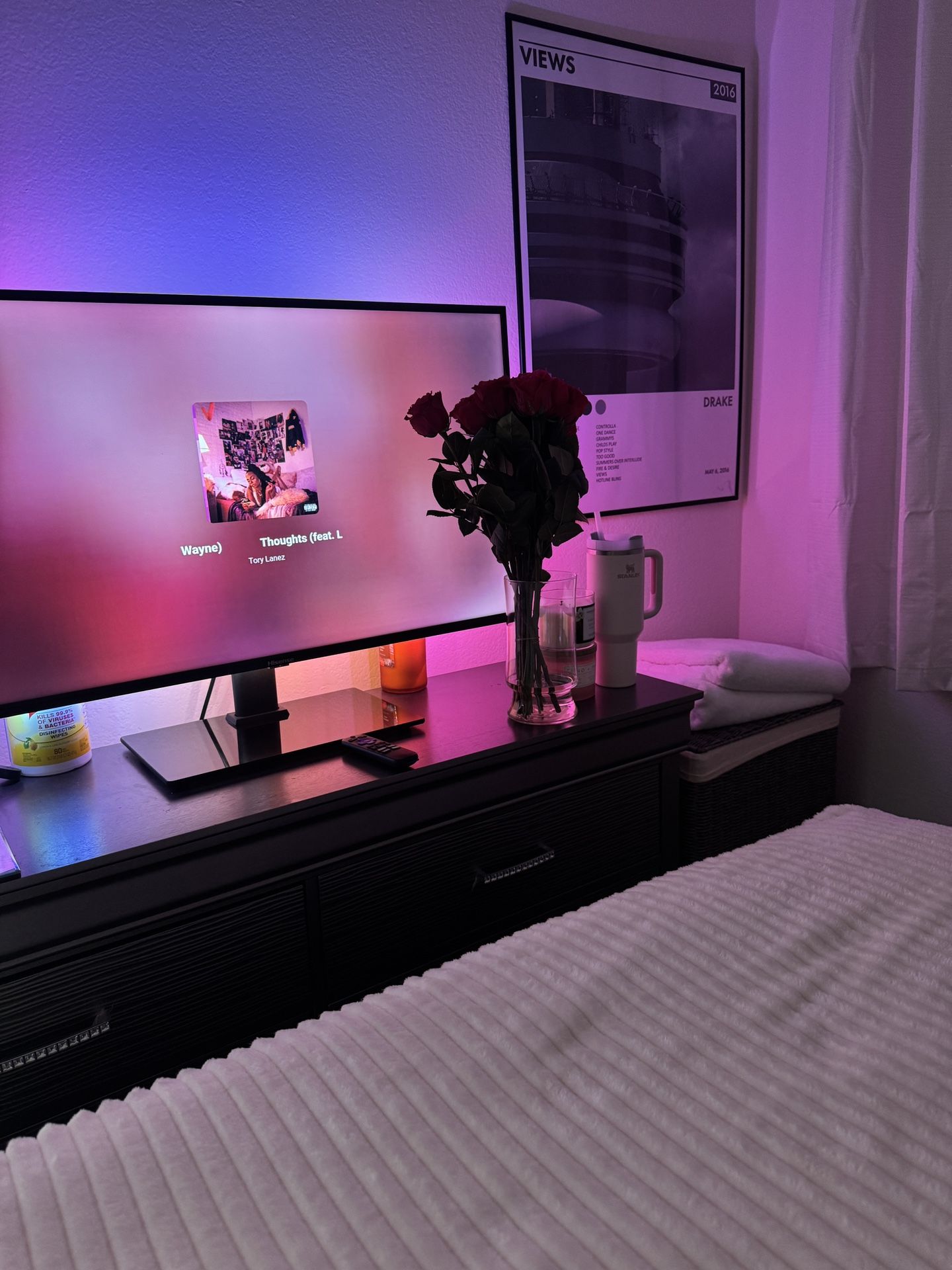 roku Hisense 40 inch tv/ control/ stand