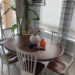 Single Pedestal Table With 6 Chairs .