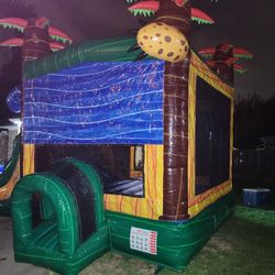 bounce house,  moonwalk. Brincolin 