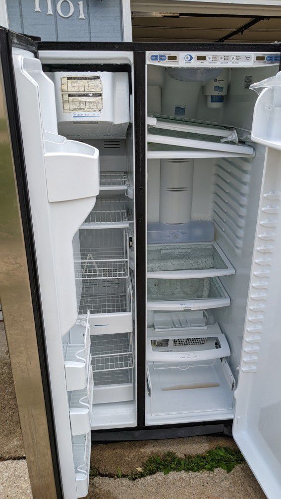Side By Side Refrigerator For Parts Or Repair