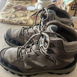 Denali Woman’s  Hiking Boots Size 9