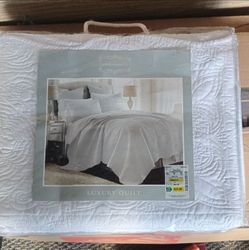 Vanderbilt Luxury Floral Quilted Quilt Full/Queen White 86 x 86 Machine Washable