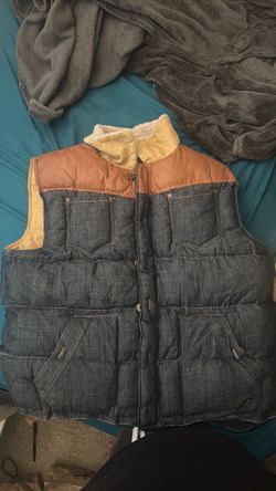 Staple sleeveless jacket
