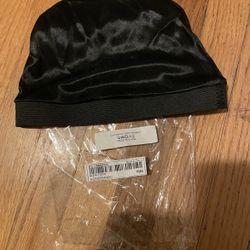 This is a satin bonnet (Sleep Cap). This type of hat is usually worn when sleeping and has the following main functions: • Protecting the hairstyle: P