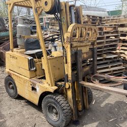 Fort lift  Starts And Works Just Needs New Owner