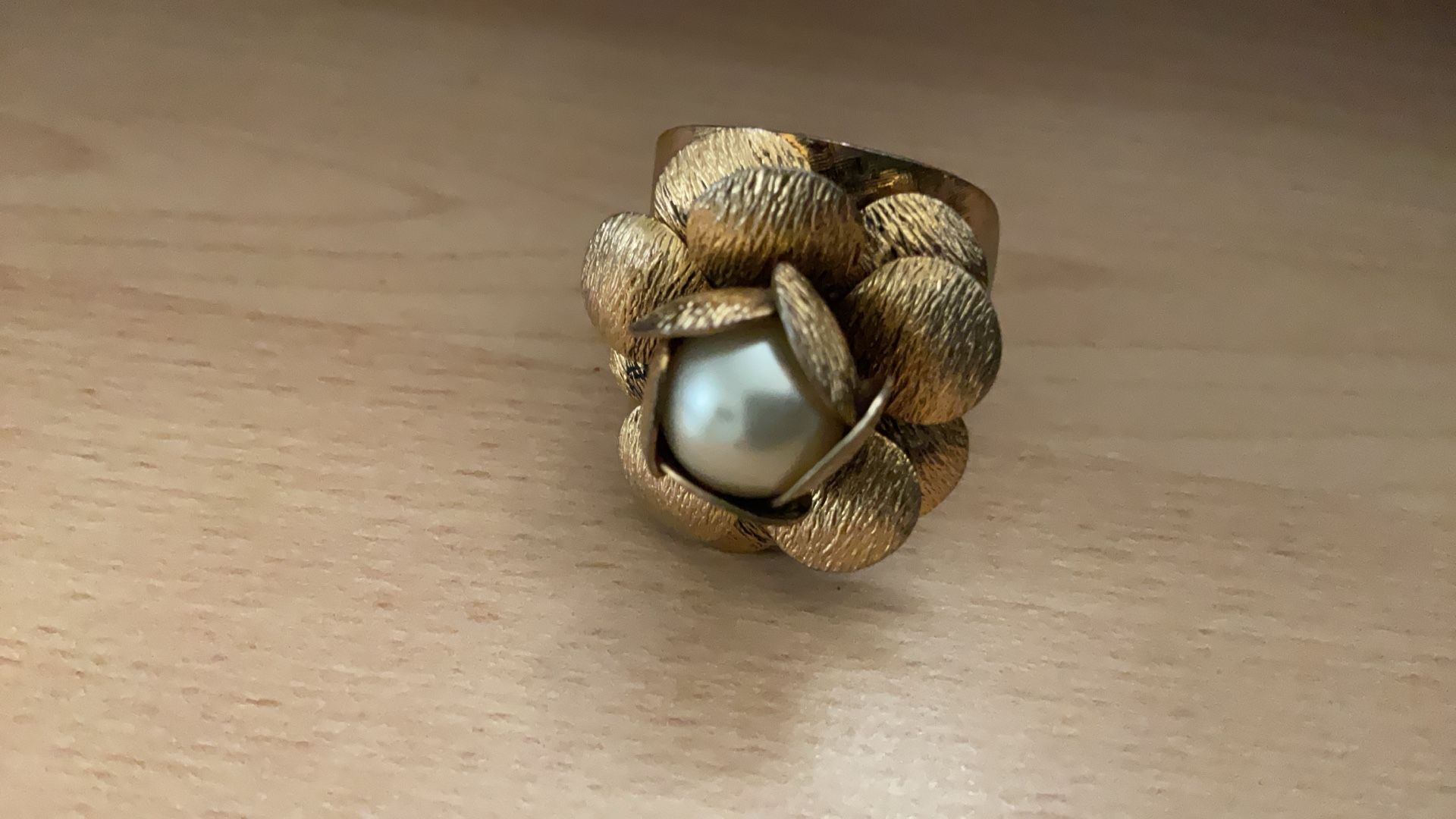 1960’s Chunky Brushed Gold Tone Center Faux Pearl Flower Ring