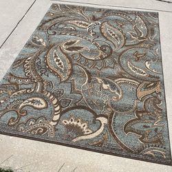 Lovely Paisley Pattern Area Rug (5’3”x7’)