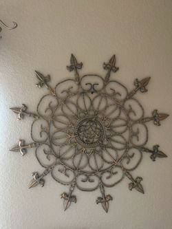 Metal wall hanging 25" round