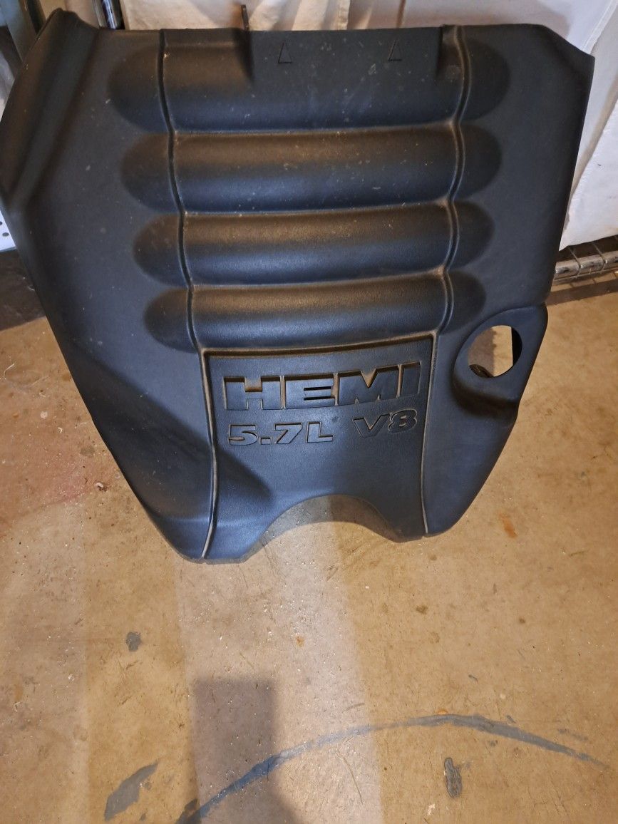 RAM 1500 5.7 HEMI ENGINE COVER 