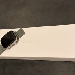 Apple Watch Series 11 Silver Aluminum - With 5 Bands!