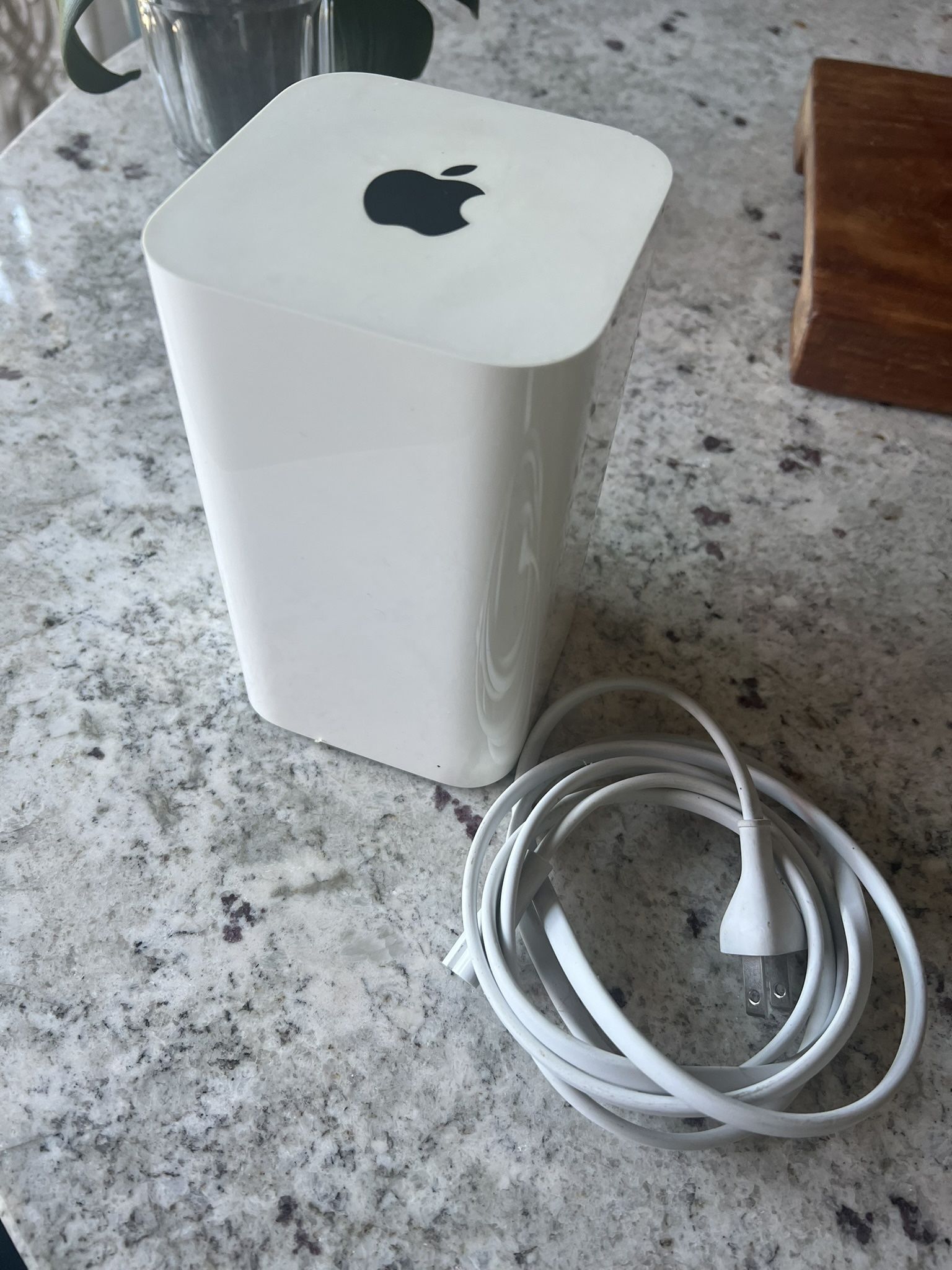 Apple AirPort Extreme (6th Generation) – Dual-Band Wi-Fi Router