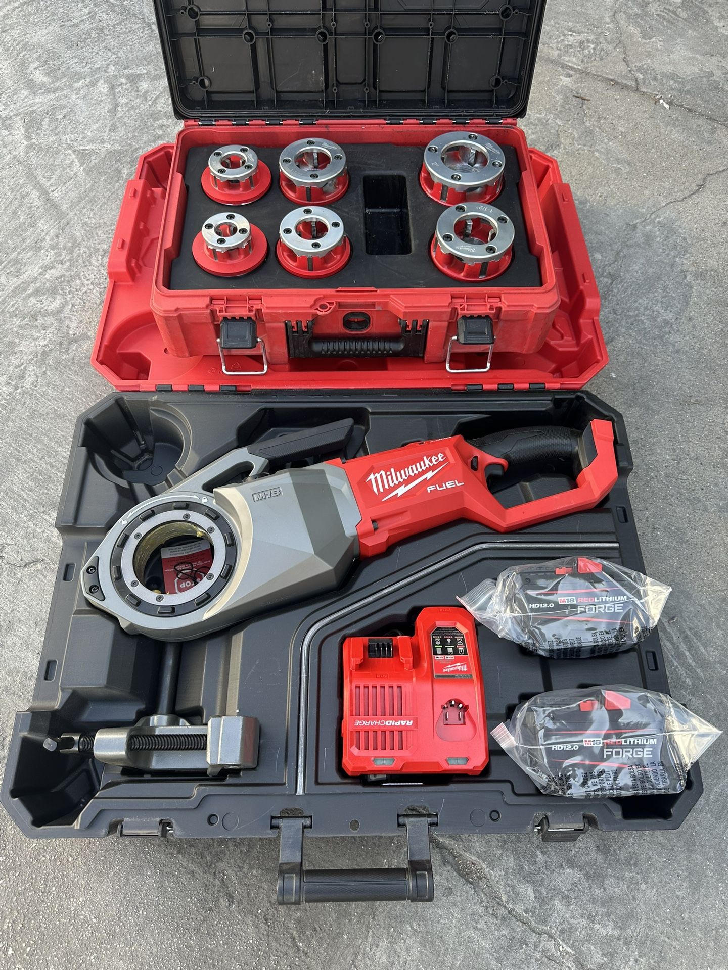 Milwaukee M18 Fuel One-Key Cordless Brushless Pipe Threader Kit w/ 2x 12.0Ah Forge Battery Charger Case & High Speed Aluminum Die Head PACKOUT $2299