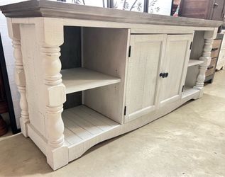 TV stand. Farm style. Like new condition, nothing wrong. hablo español y hago entregos.