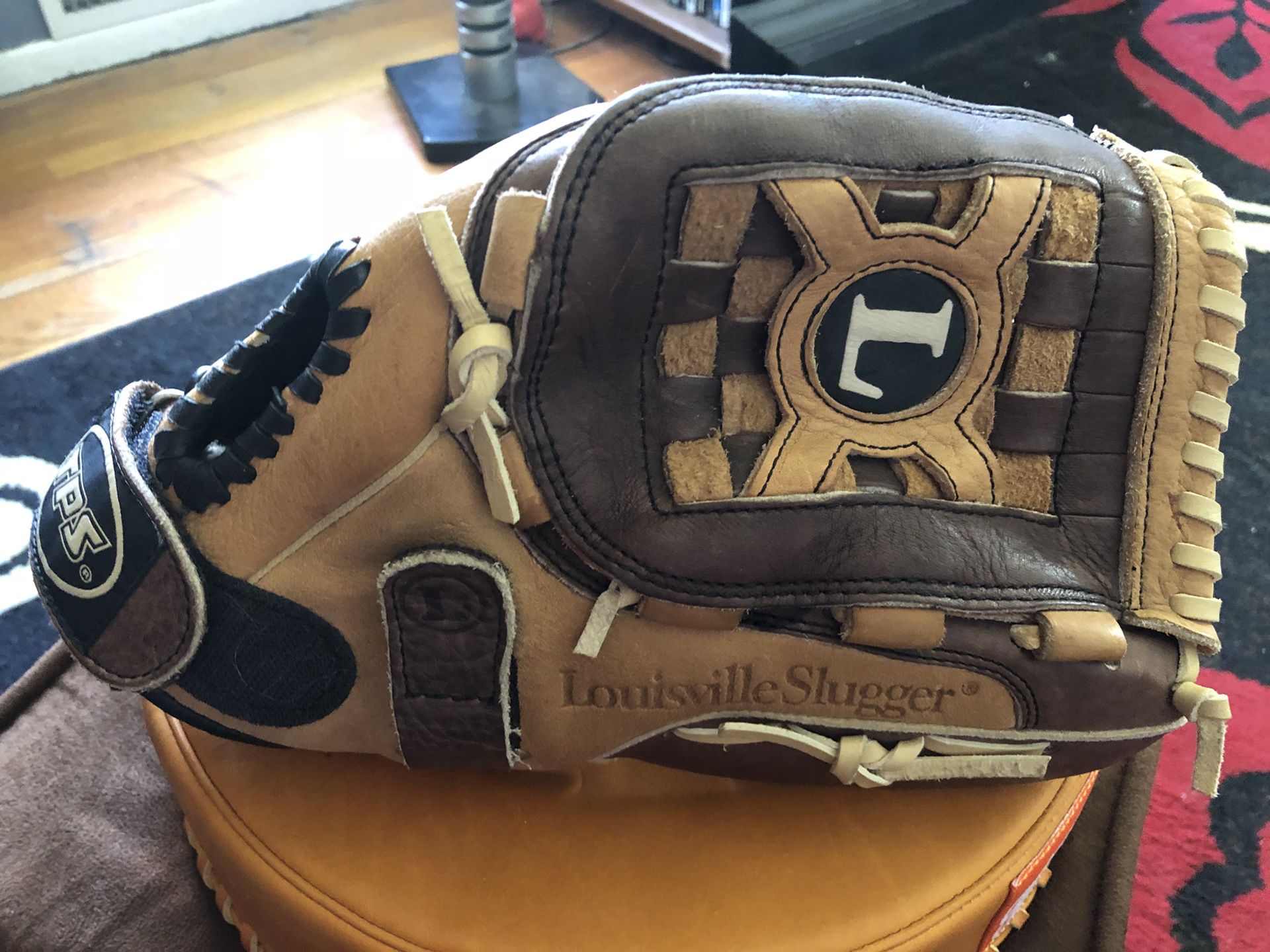 Louisville Slugger Catalyst 12.5” baseball/ softball glove