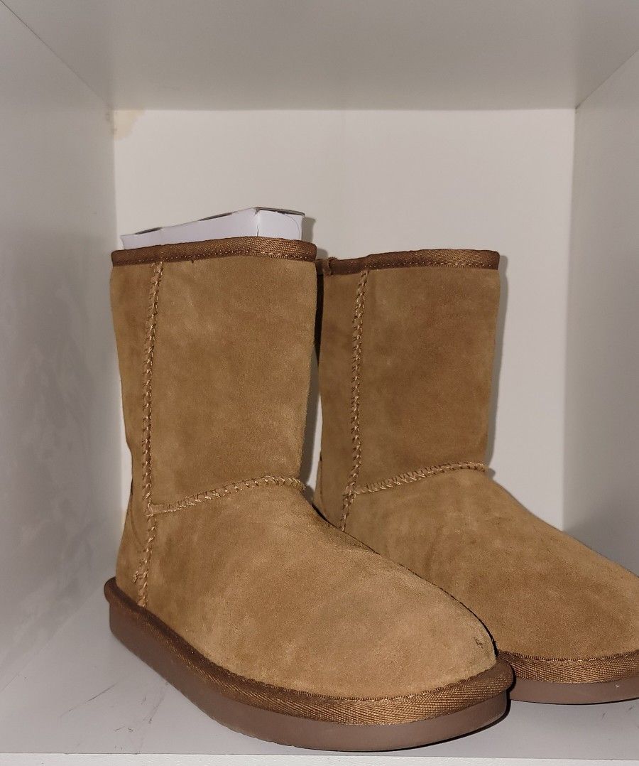 Koolaburra by UGG kids Koola Short Boot size 2. $40