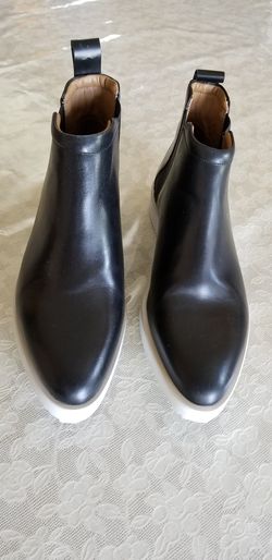 EVERLANE BLACK LEATHER BOOTS.