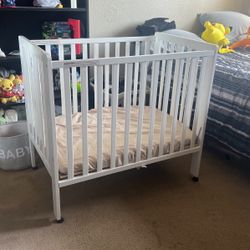 Baby Crib & Mattress - Foldable & Adjustable Height