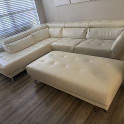 white leather sofá