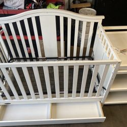 Graco® Solano® 4-in-1 Convertible Crib & Changer with Drawer