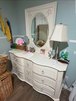 Shabby Chic Dresser & Mirror (READ DESCRIPTION)