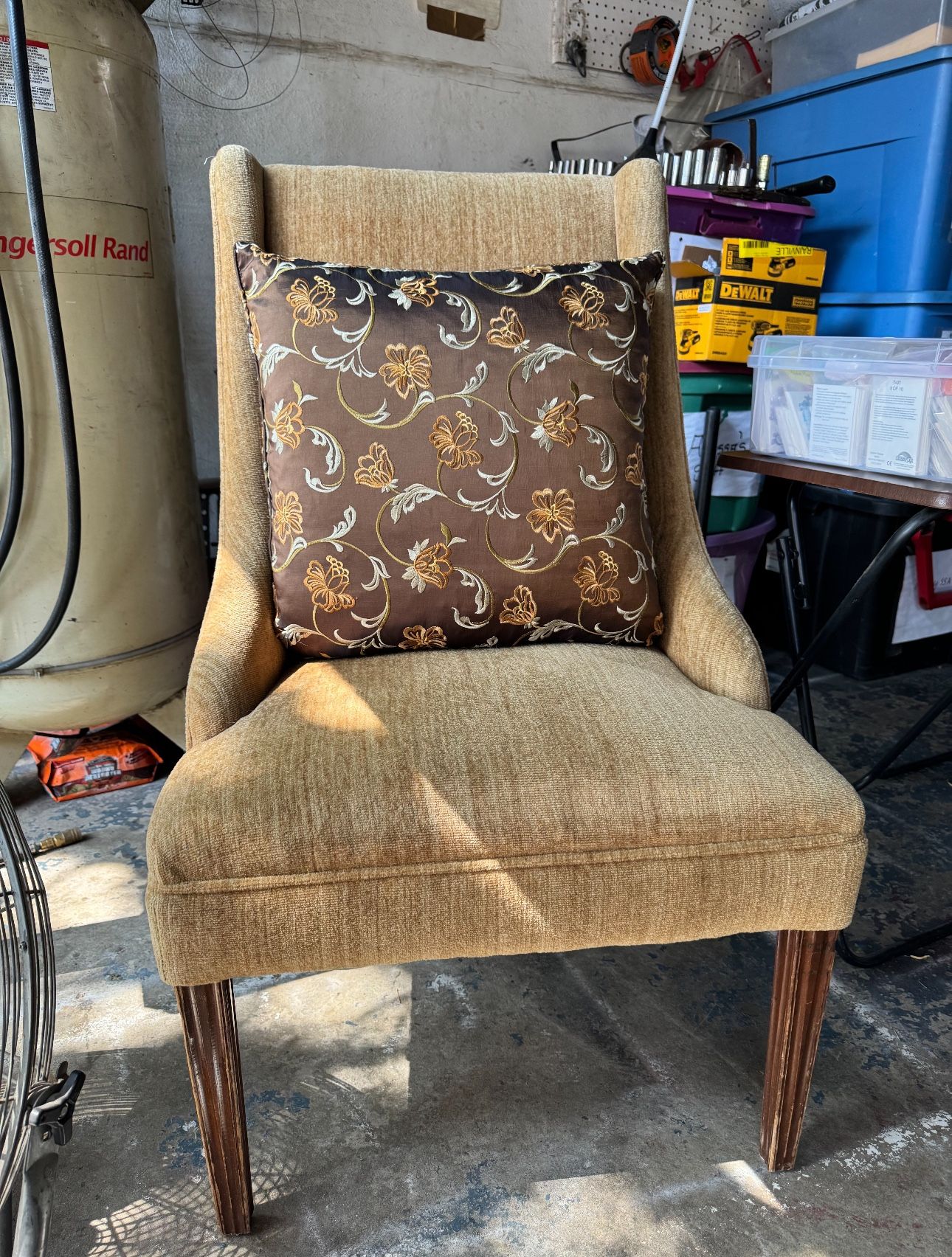 Sitting chair with pillow