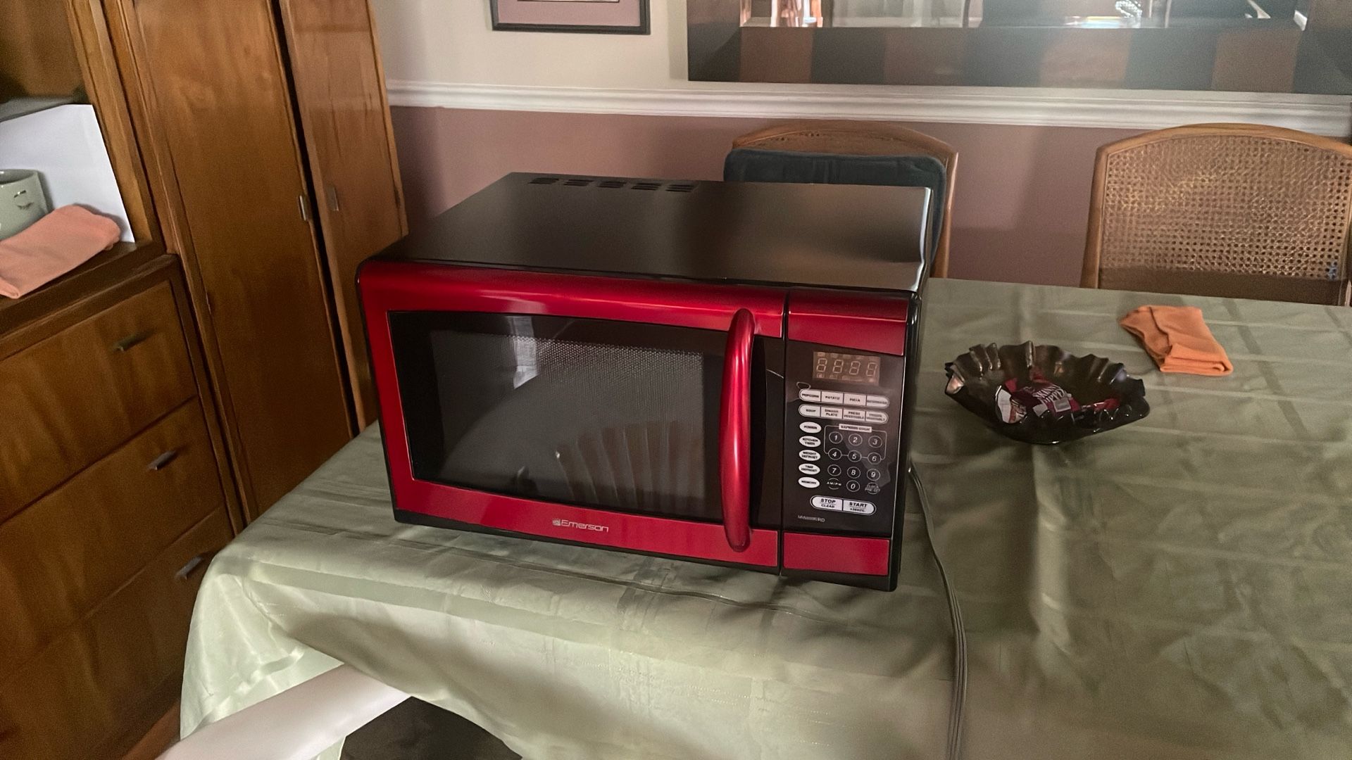 Emerson Radio 900W Microwave