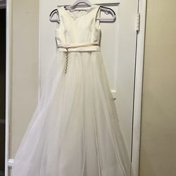 Pretty flower girl/special Occasion Dress with tulle skirt (size 8) brand:  David’s Bridal.