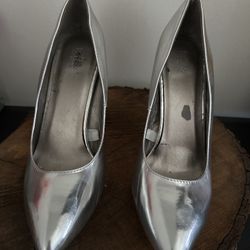 Like New Silver metallic heels 