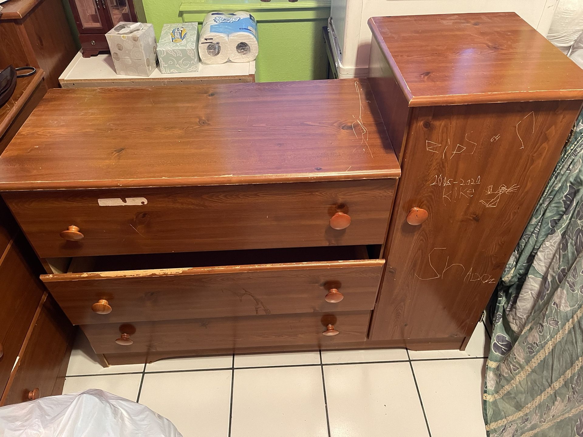 Free Chair Free Dresser