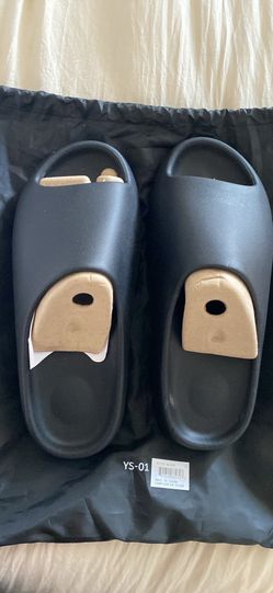 Yeezy Slides in sizes   8 9 10 11 12 13