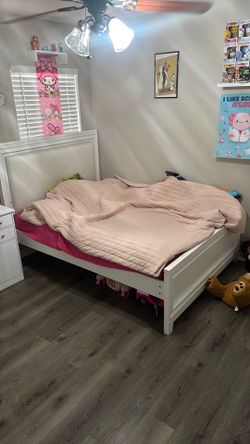 Full Bed / Vanity