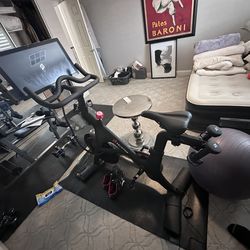 Peloton Bike – Excellent Condition, Low Miles 🔥