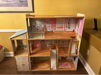 KidKraft Doll House. *Top Floor Roof Missing*