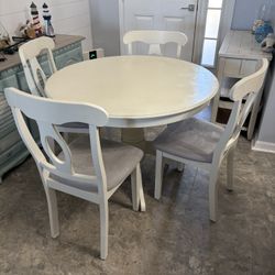 Round Dining With ; Chairs 